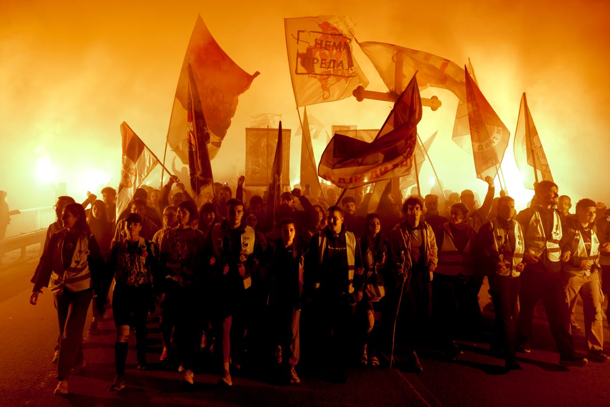 Sommerlejr i krig, protester i Serbien og Maputo Diary endelig ude i bogform